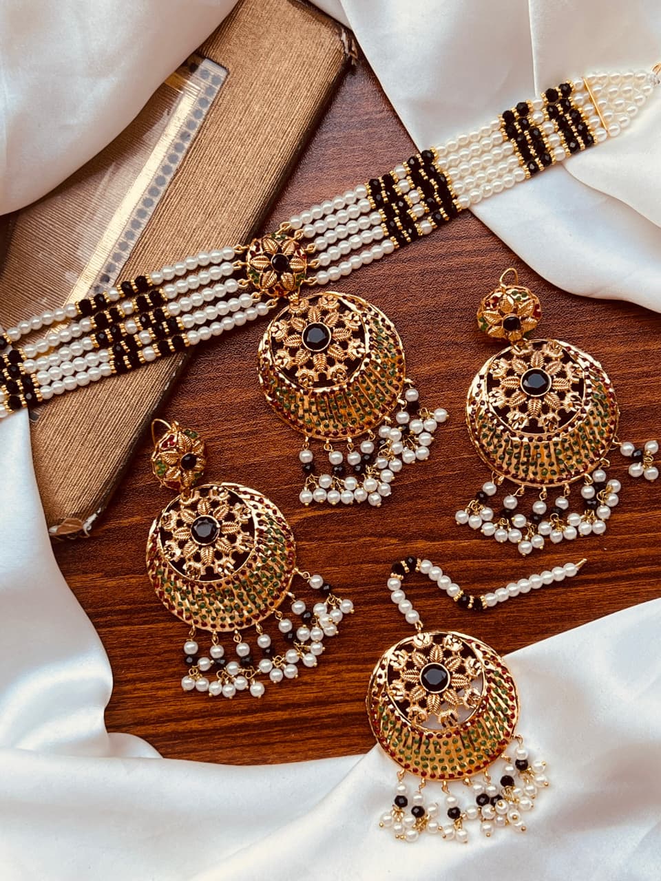 Stunning Choker Set